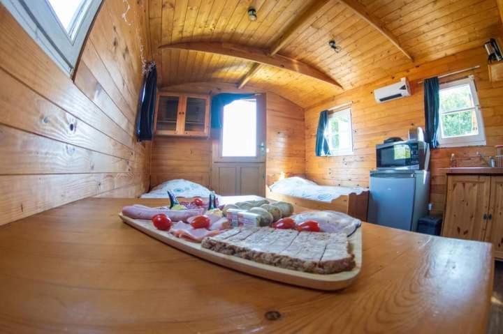 Roulotte et Jacuzzi au Domaine du Reuze Villa Winnezeele Exterior foto
